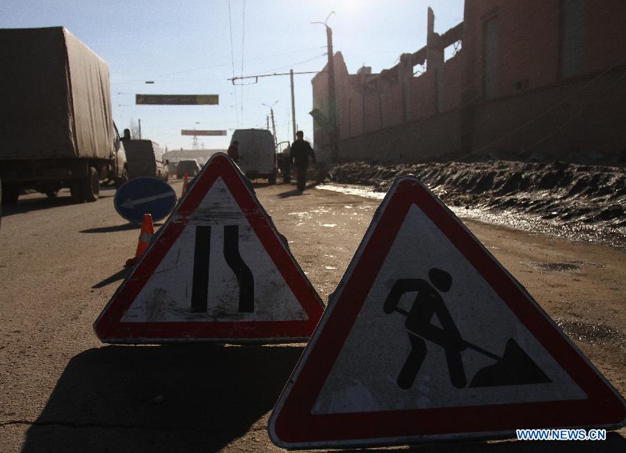 Rescuers work near buildings damaged after a meteor explosion in Chelyabinsk, about 1,500 km east of Moscow, on Feb. 15, 2013. Injuries caused by a fallen meteorite in Russia's Urals region have risen to around 1,000, including over 200 children, the Russian Interior Ministry said on Friday. (Xinhua/RIA) 