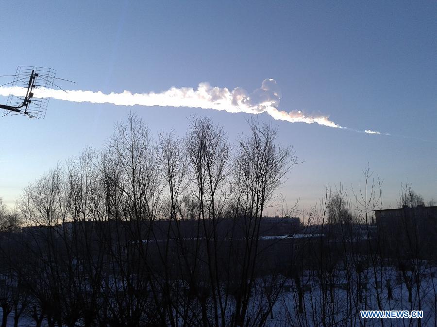 A meteorite contrail is seen over the Urals city of Chelyabinsk, about 1,500 km east of Moscow, on Feb. 15, 2013. Injuries caused by a fallen meteorite in Russia's Urals region have risen to around 1,000, including over 200 children, the Russian Interior Ministry said on Friday. (Xinhua/RIA) 