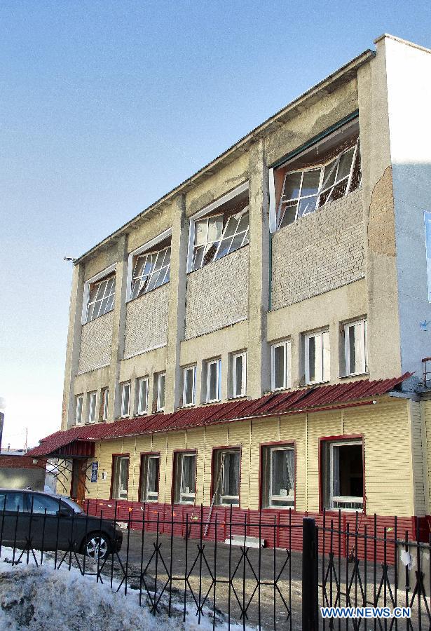 Windows broken by a shock wave from a meteor explosion are seen in a building in the Urals city of Chelyabinsk, about 1,500 km east of Moscow, on Feb. 15, 2013. Injuries caused by a fallen meteorite in Russia's Urals region have risen to around 1,000, including over 200 children, the Russian Interior Ministry said on Friday. (Xinhua/RIA) 