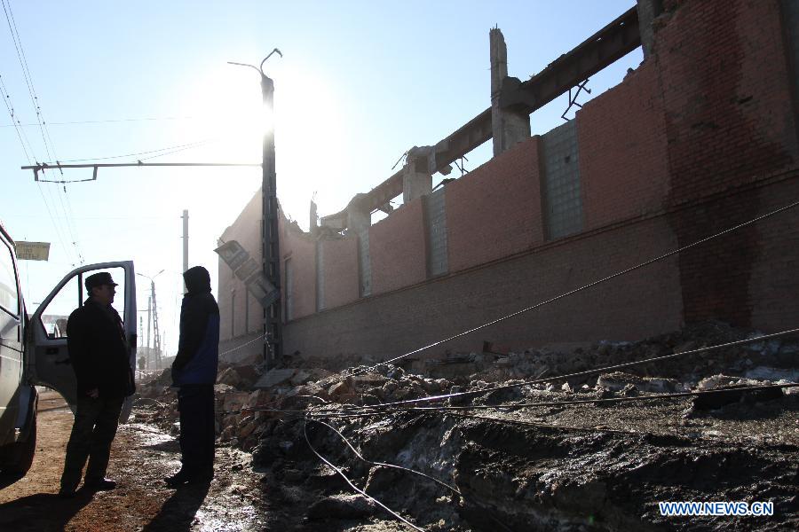 Rescuers work near buildings damaged after a meteor explosion in Chelyabinsk, about 1,500 km east of Moscow, on Feb. 15, 2013. Injuries caused by a fallen meteorite in Russia's Urals region have risen to around 1,000, including over 200 children, the Russian Interior Ministry said on Friday. (Xinhua/RIA) 