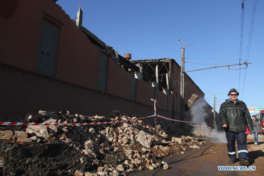 A rescuer works near buildings damaged after a meteor explosion in Chelyabinsk, about 1,500 km east of Moscow, on Feb. 15, 2013. Injuries caused by a fallen meteorite in Russia's Urals region have risen to around 1,000, including over 200 children, the Russian Interior Ministry said on Friday. (Xinhua/RIA) 