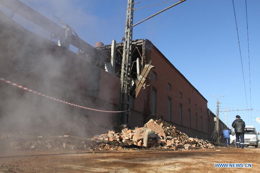 A rescuer works near buildings damaged after a meteor explosion in Chelyabinsk, about 1,500 km east of Moscow, on Feb. 15, 2013. Injuries caused by a fallen meteorite in Russia's Urals region have risen to around 1,000, including over 200 children, the Russian Interior Ministry said on Friday. (Xinhua/RIA) 