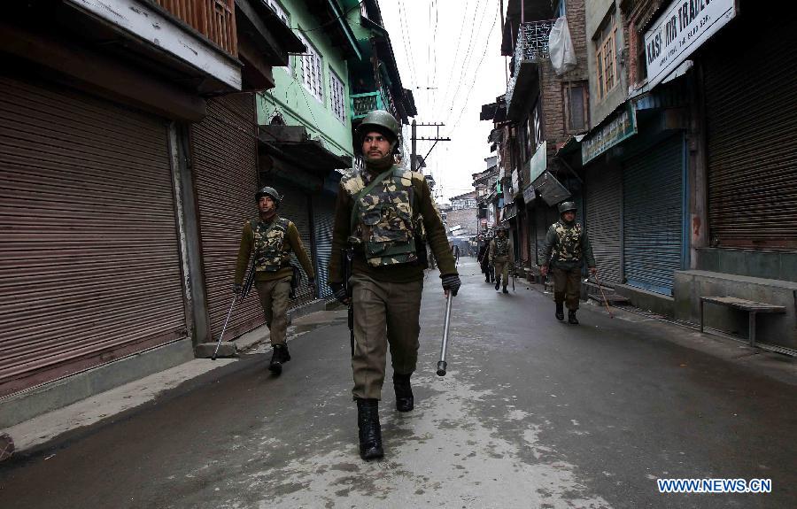 Indian paramilitary soldiers patrol during a curfew in Srinagar, the summer capital of Indian-controlled Kashmir, Feb. 15, 2013. Authorities have imposed strict curfew and restriction to stop a protest march by Kashmiri separatist group Hurriyat (Freedom) Conference. Hurriyat (Freedom) Conference had given a call for march against Kashmiri leader Afzal Guru's hanging. Afzal Guru was hanged on February 9, 2013 for an attack on the Indian parliament in 2001, which killed nine people. (Xinhua/Javed Dar) 