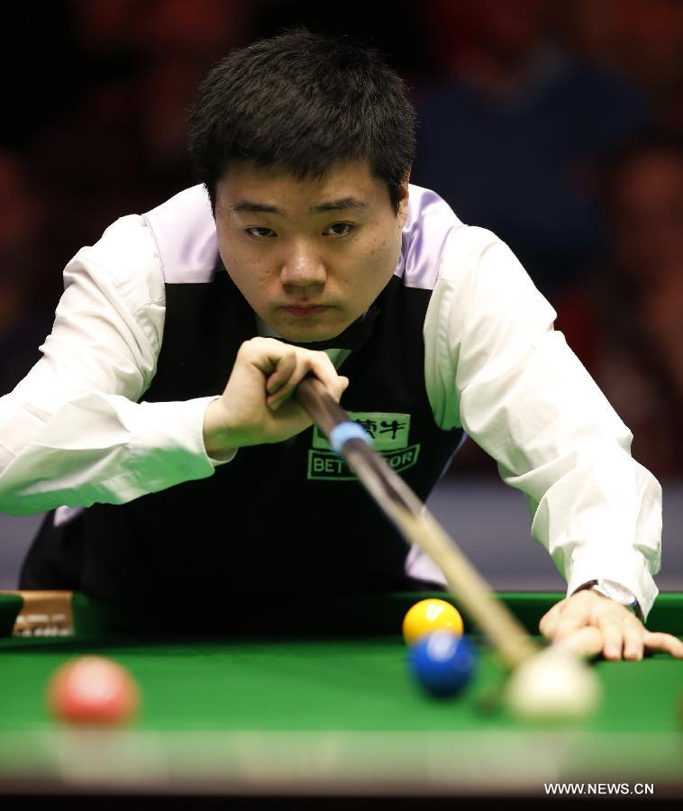 Ding Junhui of China competes during the quarterfinals of 2013 Welsh Snooker Open against Robert Milkins of England at Newport Cetre in Newport, south Wales, Britain on Feb. 15, 2013. Ding won 5-1.(Xinhua/Wang Lili) 