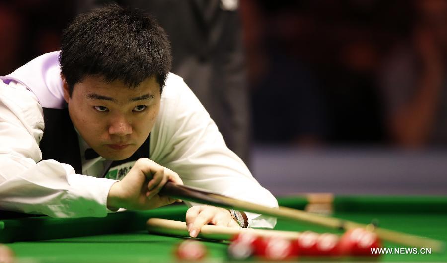 Ding Junhui of China competes during the quarterfinals of 2013 Welsh Snooker Open against Robert Milkins of England at Newport Cetre in Newport, south Wales, Britain on Feb. 15, 2013. Ding won 5-1.(Xinhua/Wang Lili) 