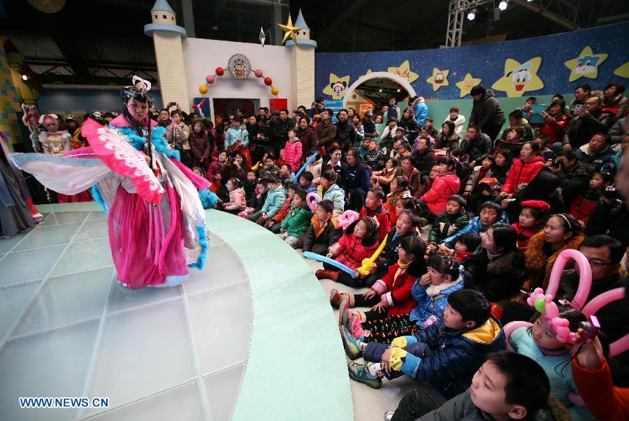 Spectators watch a cosplay show at a cartoon experience center in Nanjing Science and Technology Museum in Nanjing, capital of east China's Jiangsu Province, Feb. 14, 2013. A cartoon experience center covering an area of 2700 square meters started its test operation on Thursday, offering a place for fans to know about the cartoon culture and industry. (Xinhua) 