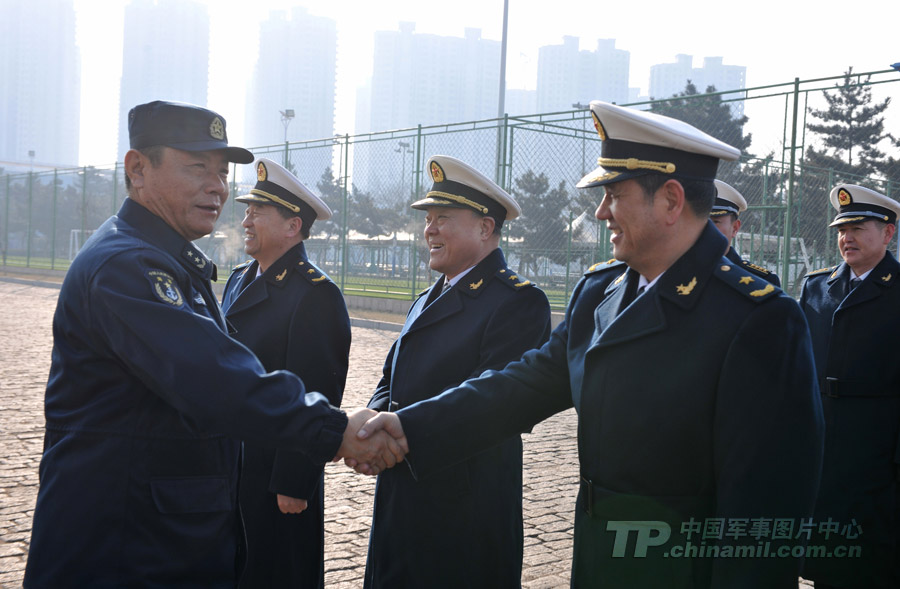 Senior officers of the North China Sea Fleet of the PLA Navy are meeting the officers and men of the ship formation at the port. (China Military Online/Wang Songqi)
