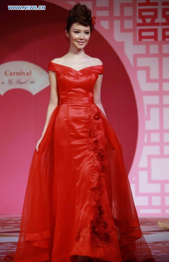 A model presents a creation at a wedding dress show during the 70th Valentine's Wedding Service and Banquet Expo in south China's Hong Kong, Feb. 16, 2013. The three-day Expo kicked off on Friday at Hong Kong Convention and Exhibition Center. (Xinhua/Jin Yi) 