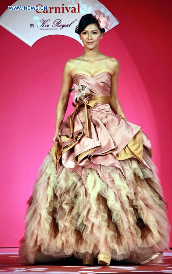 A model presents a creation at a wedding dress show during the 70th Valentine's Wedding Service and Banquet Expo in south China's Hong Kong, Feb. 16, 2013. The three-day Expo kicked off on Friday at Hong Kong Convention and Exhibition Center. (Xinhua/Jin Yi) 