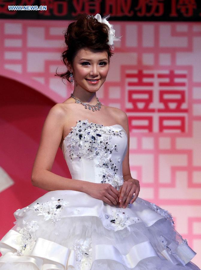 A model presents a creation at a wedding dress show during the 70th Valentine's Wedding Service and Banquet Expo in south China's Hong Kong, Feb. 16, 2013. The three-day Expo kicked off on Friday at Hong Kong Convention and Exhibition Center. (Xinhua/Jin Yi) 