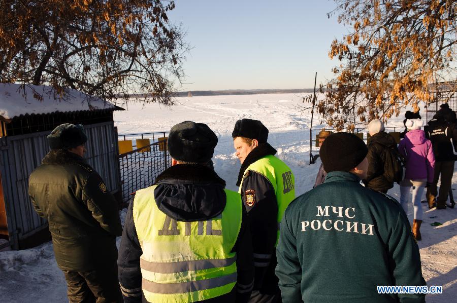 Russian police and members of Russian ministry of emergency situations block the way to site of the meteorite fall at the chebarkul lake near Chelyabinsk, about 1500 kilometers east of Moscow, Russia, Feb. 16, 2013. A meteorite burst into the sky over Russia's Urals region on Friday. Emergency Situations Minister Vladimir Puchkov said there was no proof that meteoritic fragments have been found. (Xinhua/Jiang Kehong)