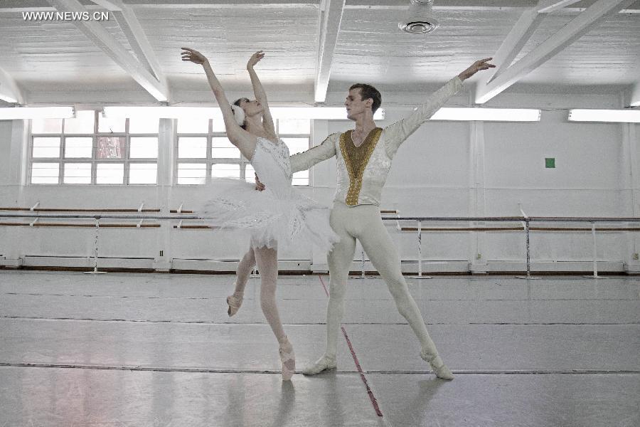 The dancers of the National Dance Company, Lorena Kesseler (L) and Jesse Inglis (R), participate in a rehearsal of the work "Swan Lake", of the composer Piotr Ilich Tchaikovsky, in Mexico City, capital of Mexico, on Feb. 15, 2013. The perfomance will be given in the islet of the Chapultepec Lake of Mexico City from March 1 to March 31, 2013. (Xinhua/Rodrigo Oropeza)