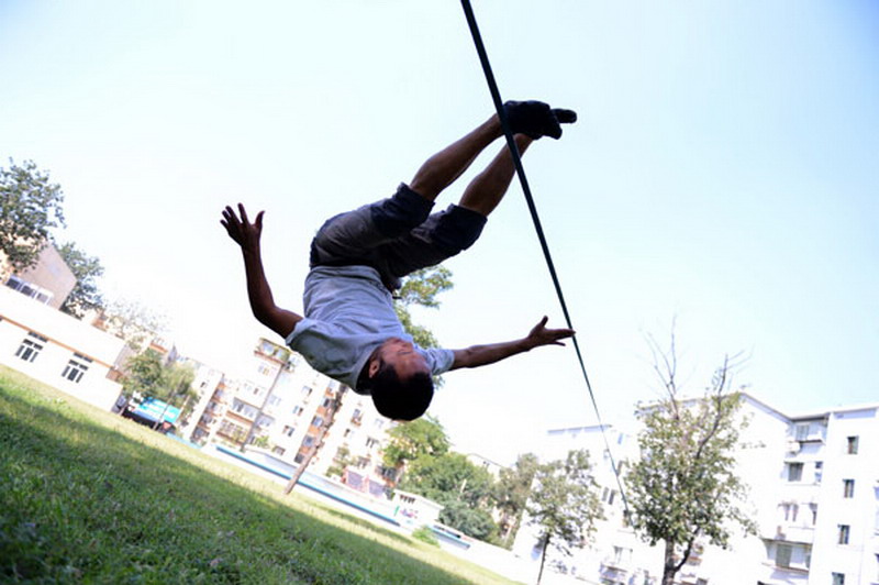 Falling from the rope is common during practice. (China Daily/An Lingjun) 