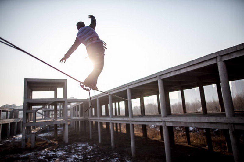 Zhang is famed not only for his stunning movements on the rope but also for balancing at great heights. His record is more than 200 meters. (China Daily/An Lingjun) 