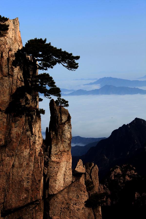 Photo taken on Feb. 16, 2013 shows the sea of clouds at the Huangshan Mountain scenic spot in Huangshan City, east China's Anhui Province. (Xinhua/Shi Guangde) 