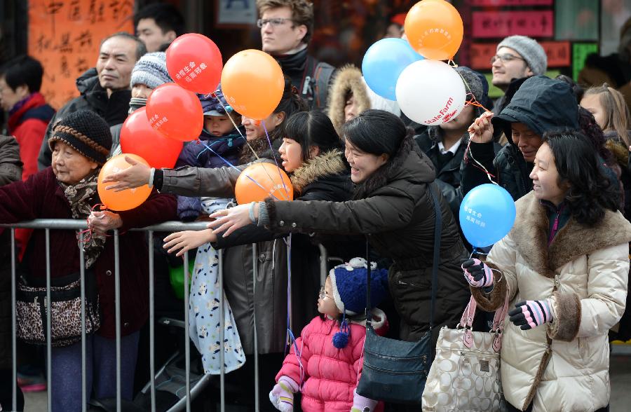 Overseas Chinese enjoy the parade to celebrate the traditional Chinese Lunar New Year in Flushing of the Queens Borough of New York, Feb. 16, 2013. (Xinhua/Wang Lei)