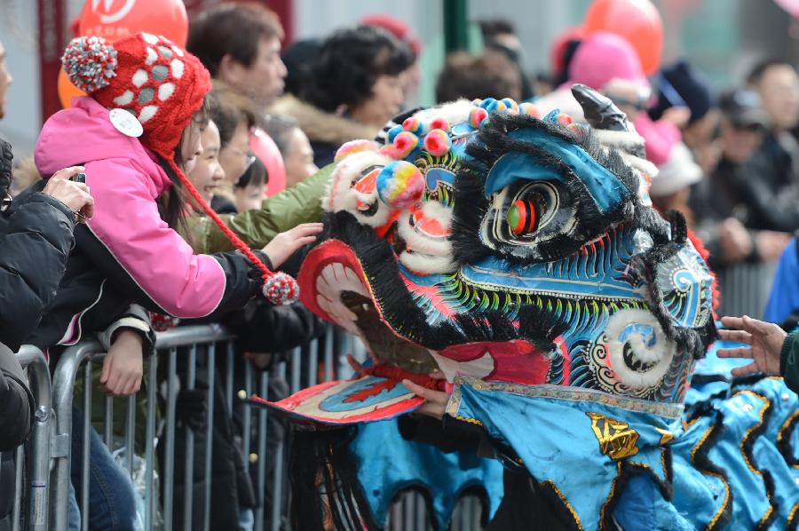 Overseas Chinese enjoy the parade to celebrate the traditional Chinese Lunar New Year in Flushing of the Queens Borough of New York, Feb. 16, 2013. (Xinhua/Wang Lei) 