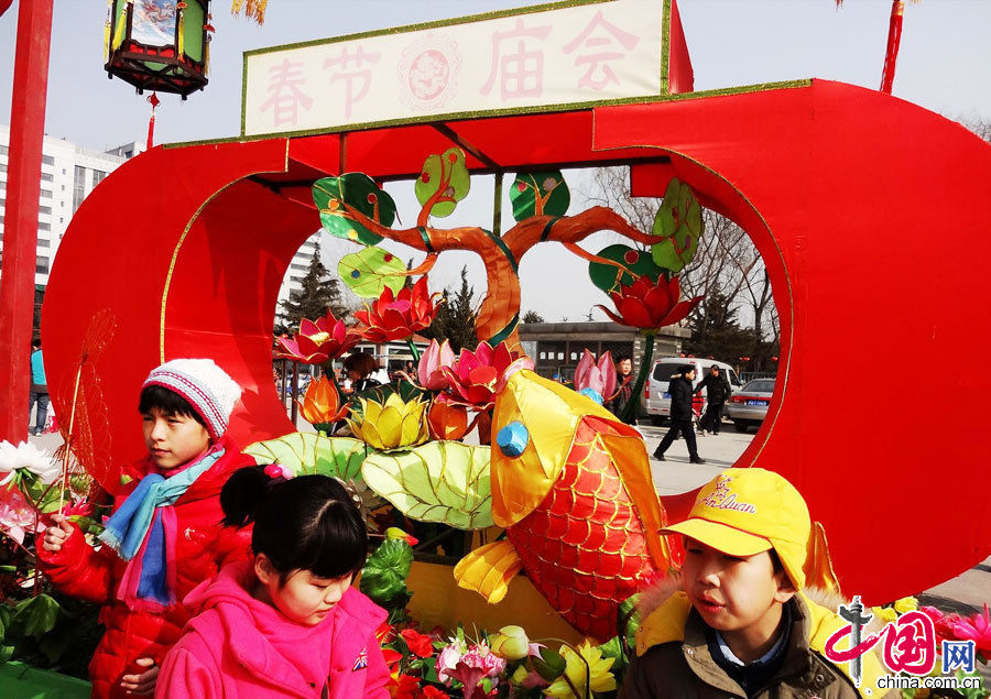 The public swarm to Beijing International Sculpture Park to taste the traditional New Year food and watch the traditional performances at a temple fair held from Feb. 10 to 16, 2013.  (Photo/China.org.cn)