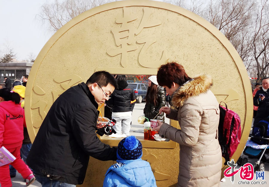 The public swarm to Beijing International Sculpture Park to taste the traditional New Year food and watch the traditional performances at a temple fair held from Feb. 10 to 16, 2013.  (Photo/China.org.cn)