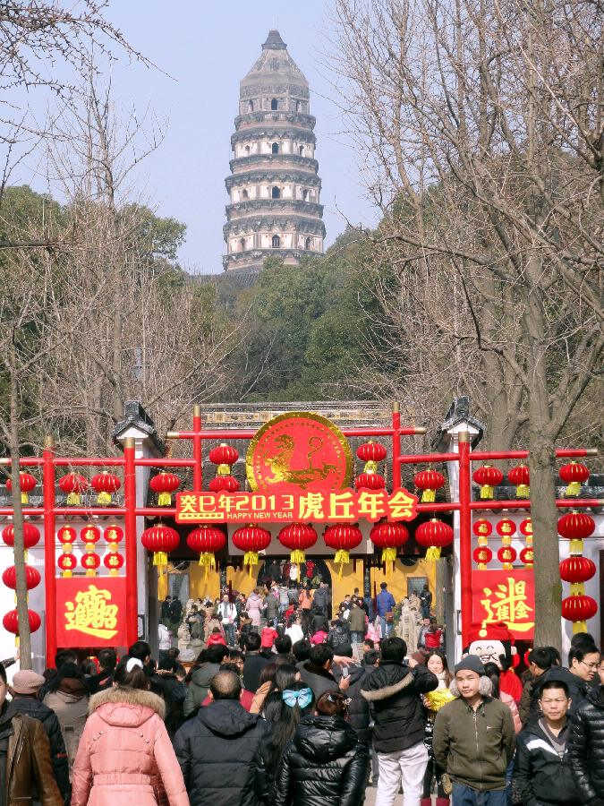 Tourists visit the Huqiu scenic area in Suzhou, east China's Jiangsu Province, Feb. 10, 2013. The number of tourists during the week-long Spring Festival holiday topped 203 million across the country, up 15.1 percent from the same period last year, according to the latest statistics by the National Tourism Administration. The Spring Festival, or the Chinese Lunar New Year, fell on Feb. 10 this year. (Xinhua/Wang Jiankang) 