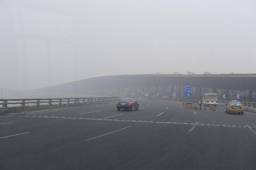 Buildings are shrouded at the Beijing Capital International Airport in Beijing, capital of China, Feb. 17, 2013. (Xinhua/Ma Ruzhuang)