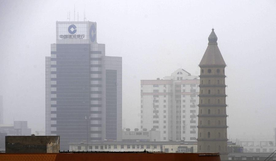 Buildings are shrouded in fog in Yinchuan, capital of northwest China's Ningxia Hui Autonomous Region, Feb. 17, 2013. (Xinhua/Li Ran) 