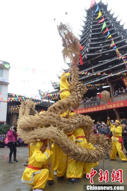 People of Dong ethnic minority perform Grass Dragon Dance to pray for a good harvest. (Chinanews.com/Xie Lungan)