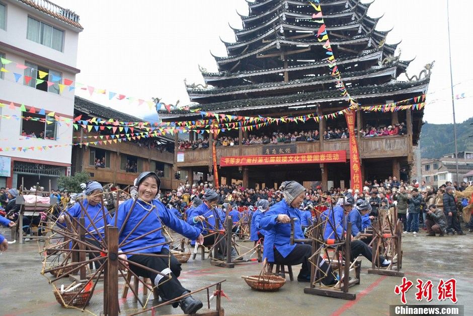 Women of Dong ethnic minority present the traditions spinning skills. (Chinanews.com/Xie Lungan)The hospitality of the Dong People is embodied in the wine and songs for guests. (Chinanews.com/Xie Lungan)