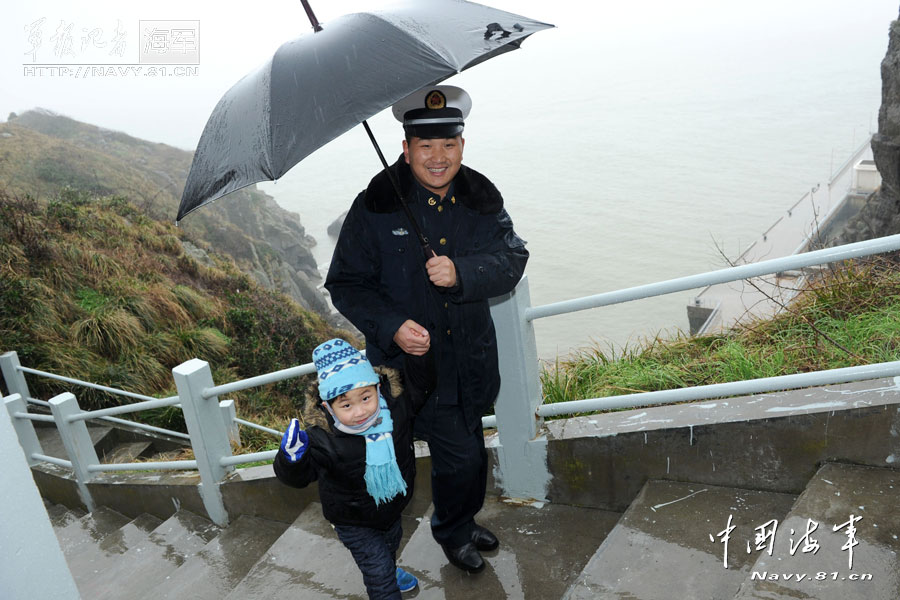 Non-commissioned officer Zhang Haibo celebrates the Chinese New Year with his six-year-old son for the first time. (Navy.81.cn/ Jiang Shan)