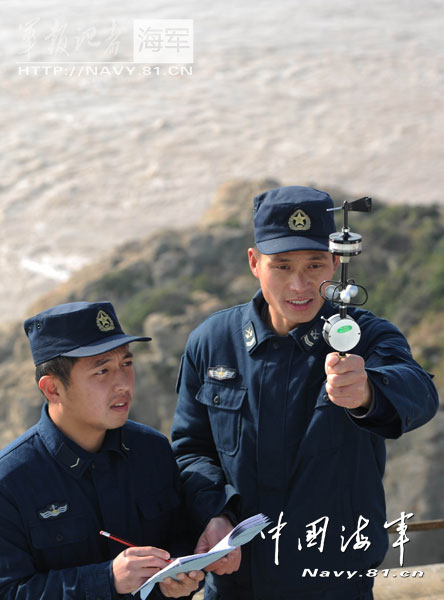 Gong Bing, the most senior soldier on the islet gives instructions to the new comers. Master Sergeant Gong Bing has been keeping guard on the islet for 15 years. (Navy.81.cn/ Jiang Shan)