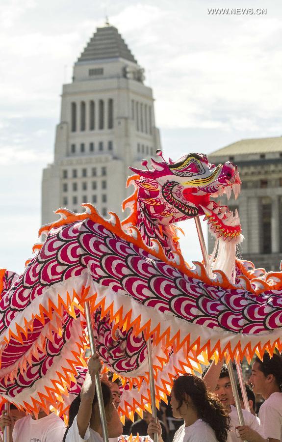 Dragon dancers perform during the 114th annual Chinese New Year "Golden Dragon Parade" in the streets of Chinatown in Los Angeles, the United States, Feb. 16, 2013. (Xinhua/Zhao Hanrong)  