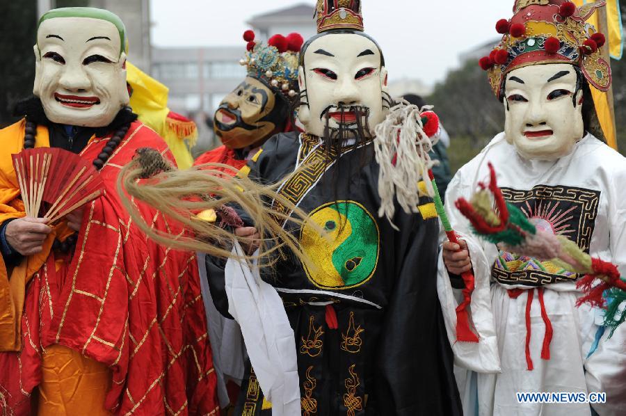 Actors perform during the 14th Folk Culture Festival in Liyang City, east China's Jiangsu Province, Feb. 17, 2013. (Xinhua/Han Yuqing)