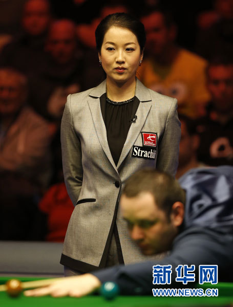 Zhu Ying from China serves as the referee in the final of the Welsh Open on Sunday. (Xinhua Photo/ Wang Lili)