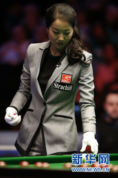 Zhu Ying from China serves as the referee in the final of the Welsh Open on Sunday. (Xinhua Photo/ Wang Lili)