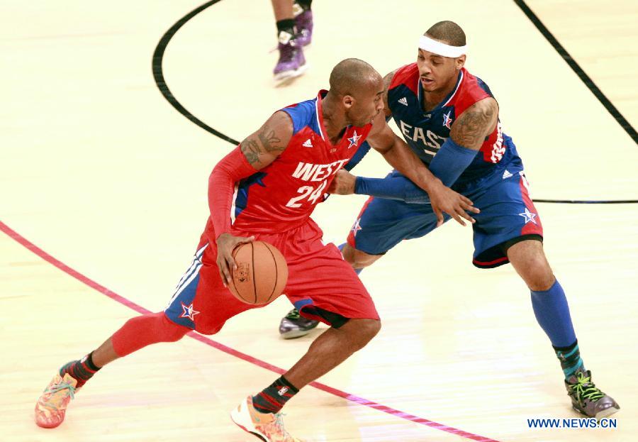Kobe Bryant (L) of the Los Angeles Lakers and the Western Conference challenges Carmelo Anthony of the New York Knicks and the Eastern Conference during the 2013 NBA All-Star game at the Toyota Center in Houston, the United States, Feb. 17, 2013. (Xinhua/Song Qiong) 