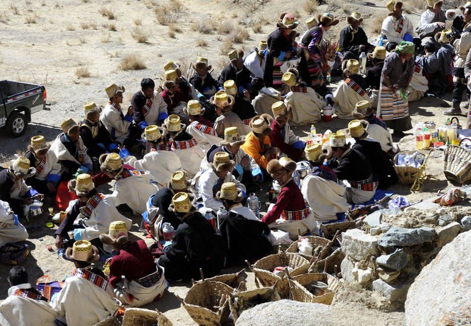 People in festive clothes gather in a Tibetan village to participate in celebrative events for the Tibetan New Year, Feb. 11, 2013. (Photo/Xinhua)