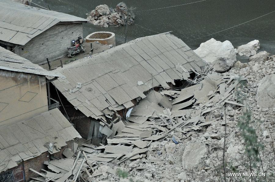 The site of a landslide is seen in Longchang Township in the city of Kaili, southwest China's Guizhou Province, Feb. 18, 2013. Initial investigation has found that five people, including two children, were buried after a landslide hit southwest China's Guizhou Province on Monday morning. The landslide happened around 11 a.m. in Longchang Township, burying six work sheds. (Xinhua/Xu Peiliang) 