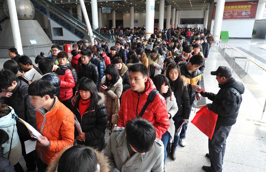 Students are seen at Shungeng International Exhibition Center as they waiting to sign up for the Major of Arts Admissions Test (MAAT) in Jinan, capital of east China's Shandong Province, Feb. 18, 2013. The 2013 MAAT for colleges in Shandong is scheduled to start here on Feb. 20, 2013. (Xinhua/Xu Suhui) 