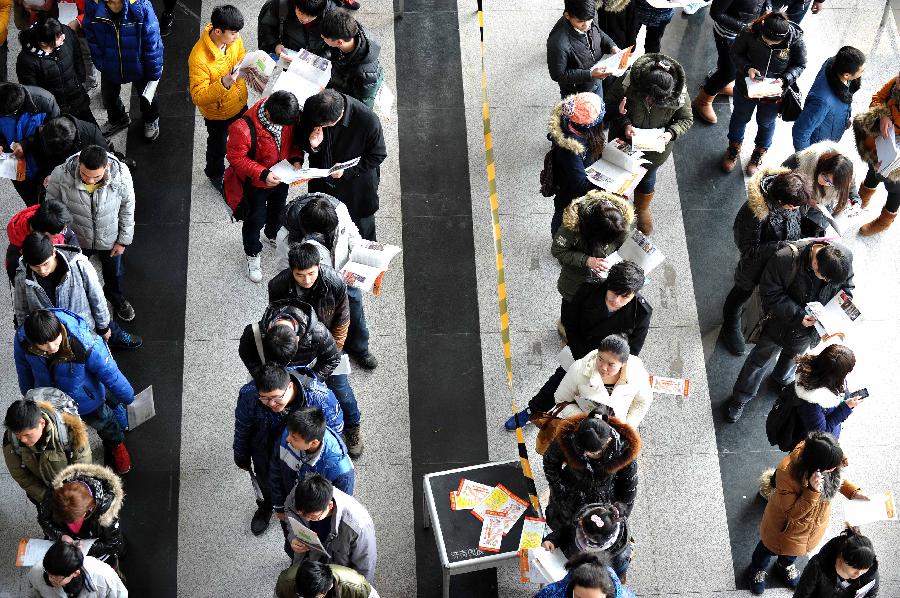 Students are seen at Shungeng International Exhibition Center as they waiting to sign up for the Major of Arts Admissions Test (MAAT) in Jinan, capital of east China's Shandong Province, Feb. 18, 2013. The 2013 MAAT for colleges in Shandong is scheduled to start here on Feb. 20, 2013. (Xinhua/Xu Suhui) 