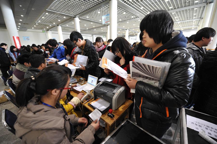 Students are seen at Shungeng International Exhibition Center as they signing up for the Major of Arts Admissions Test (MAAT) in Jinan, capital of east China's Shandong Province, Feb. 18, 2013. The 2013 MAAT for colleges in Shandong is scheduled to start here on Feb. 20, 2013. (Xinhua/Xu Suhui) 