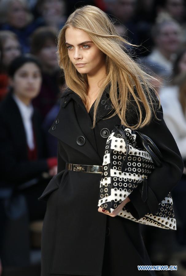 A model presents a creation during the Burberry Prorsum Autumn/Winter 2013 Womenswear Show at Kensington Gardens during London Fashion Week in London, Britain, on Feb. 18, 2013.(Xinhua/Wang Lili) 