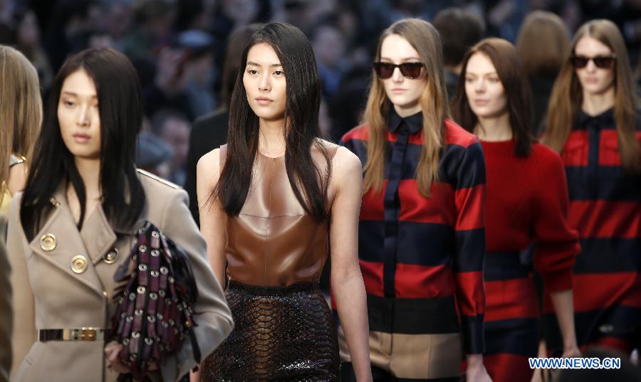 Models present creations during the Burberry Prorsum Autumn/Winter 2013 Womenswear Show at Kensington Gardens during London Fashion Week in London, Britain, on Feb. 18, 2013.(Xinhua/Wang Lili) 