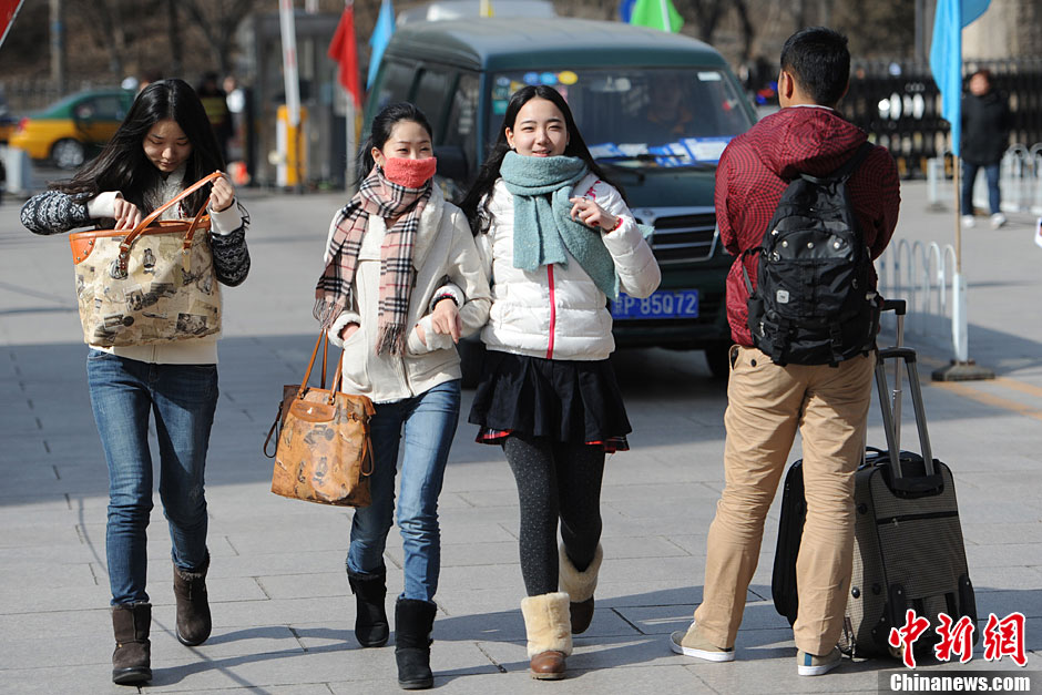 The photo shows the enrollment site of Beijing Film Academy on Feb. 18, 2013. Beijing Film Academy plans to recruit 513 new students in 25 professional directions in 2013. Candidates should first submit online application and confirm on site. The online application has started since Jan. 10, 2013. The registration confirmation started on Feb. 17, 2013. (Photo/Chinanews) 