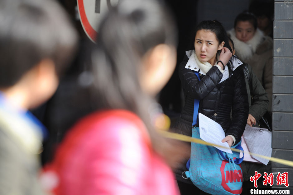 The photo shows the enrollment site of Beijing Film Academy on Feb. 18, 2013. Beijing Film Academy plans to recruit 513 new students in 25 professional directions in 2013. Candidates should first submit online application and confirm on site. The online application has started since Jan. 10, 2013. The registration confirmation started on Feb. 17, 2013. (Photo/Chinanews) 