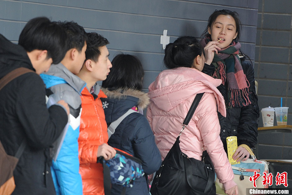 The photo shows the enrollment site of Beijing Film Academy on Feb. 18, 2013. Beijing Film Academy plans to recruit 513 new students in 25 professional directions in 2013. Candidates should first submit online application and confirm on site. The online application has started since Jan. 10, 2013. The registration confirmation started on Feb. 17, 2013. (Photo/Chinanews) 