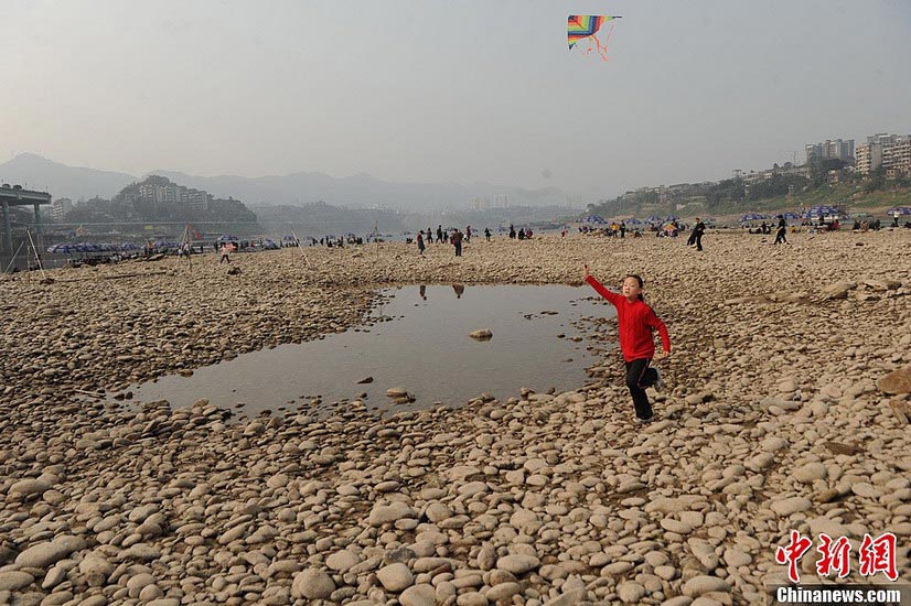 The exposed riverbed provides local residents with a good place for recreation.(Photo/Xinhua)