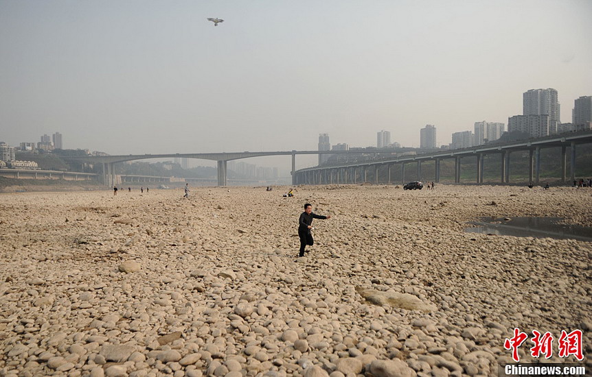 The bed of Jialing River is exposed in Southwest China's Chongqing municipality on Feb 18, 2013. (Photo/Xinhua)