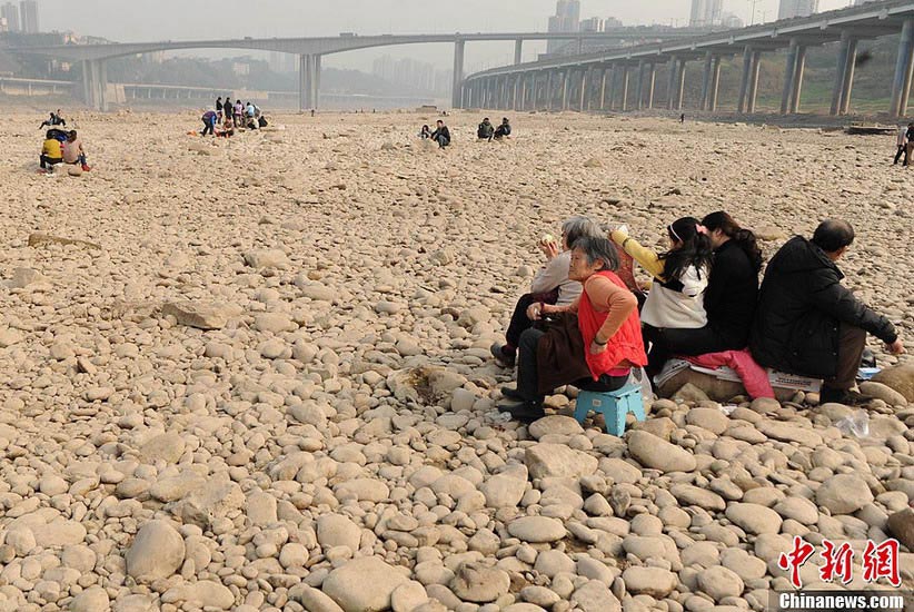 The exposed riverbed provides local residents with a good place for recreation.(Photo/Xinhua)