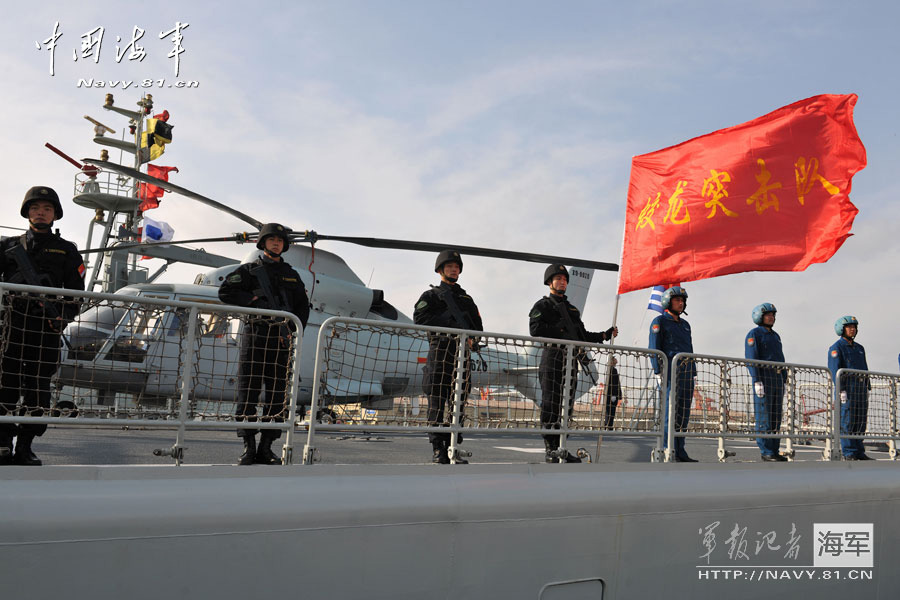 The photo shows a ship-borne helicopter with the special operation members. (China Military Online/Wang Songqi)