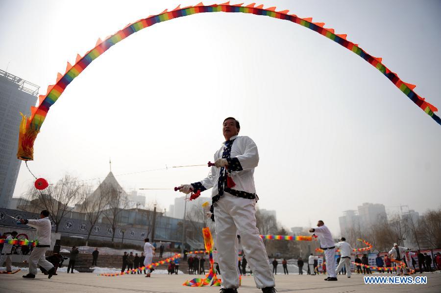A man plays diabolo at a park in Lanzhou, capital of northwest China's Gansu Province, Feb. 19, 2013. Over a hundred diabolo players gathered here on Tuesday performing their stunts for residents. (Xinhua/Zhang Meng) 